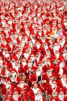 200x200_fitbox-loadsofsantas_tcm56_29658.jpeg